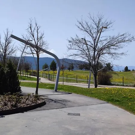 Margas Pirineos, Golf Y Piscina Apartment *